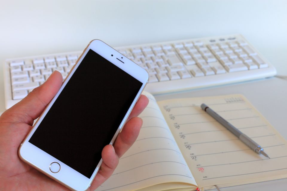 デジタルサイネージの裏側：不気味な未来を覗く視点